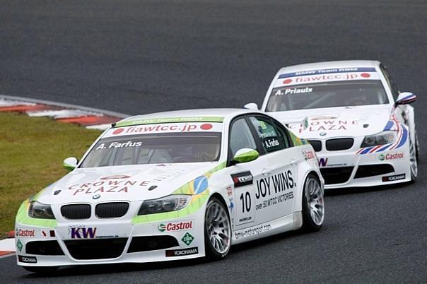 Augusto Farfus (BRA) und Andy Priaulx (GBR) vom BMW Team RBM in ihren BMW 320si auf der Strecke. Foto: BMW/Auto-Reporter.NET